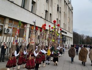 Кукери от град Раковски сътвориха фиеста по Главната на Пловдив