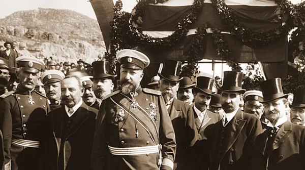 Цар Фердинанд I, премиерът Александър Малинов и други официални лица при обявяването на независимостта на България