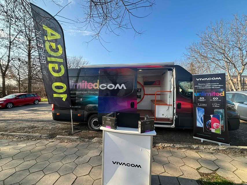 Удобство за жителите на Белозем: Мобилен магазин на VIVACOM отвори врати пред кметството